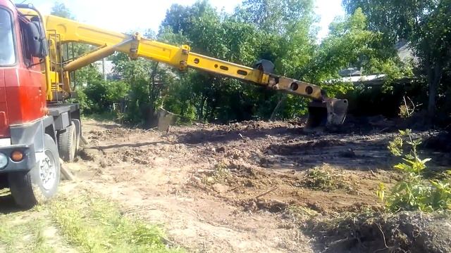 Выравнивание площадки. Полный вылет стрелы с удлинителем (Татра114) смотреть онлайн