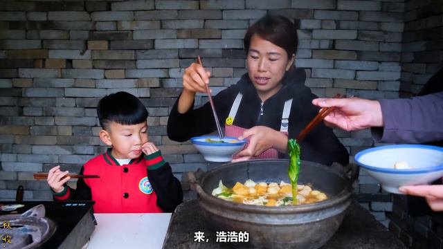 【农家的小勇】小勇做麻辣排骨砂锅面，各种丸子蔬菜一锅炖，雨天吃着真得劲 смотреть онлайн