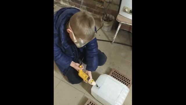 КОРМУШКА ДЛЯ ПТИЦ. КАК СДЕЛАТЬ КОРМУШКУ. КОРМУШКА СВОИМИ РУКАМИ. смотреть онлайн
