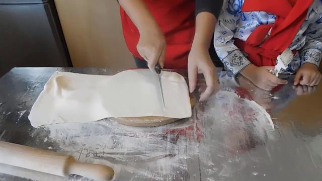 Слоеные язычки приготовление, кухня крош.mp4