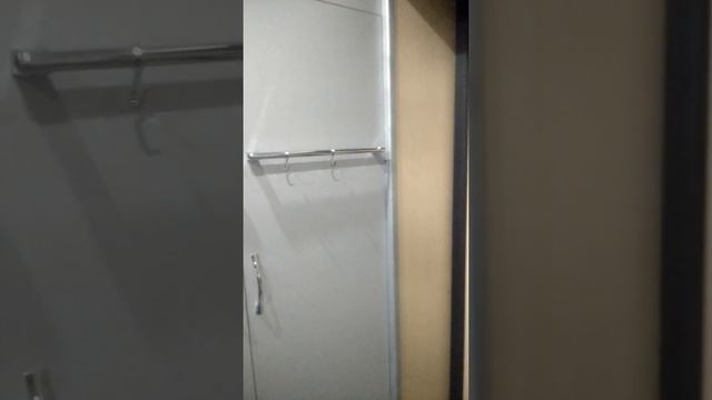 Повесить вещи в шкаф, не открывая его смотреть онлайн