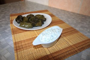 Сметанный соус с чесноком и зеленью. Соус для мантов, долмы и хинкали.