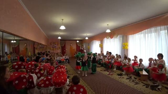 Dance of watermelons in the younger group.Танец арбузиков в младшей группе смотреть онлайн