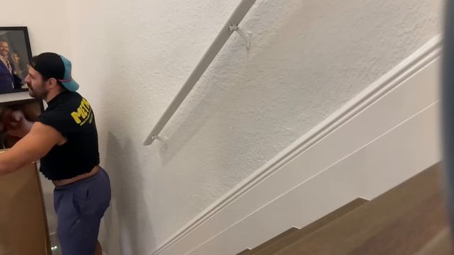 Wife Wants To Hire Movers for Exceptionally Heavy Furniture But Husband Proves His Supremacy смотреть онлайн