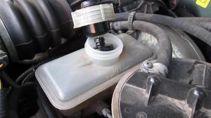 НИКОГДА НЕ ДОЛИВАЙТЕ ТОРМОЗНУЮ ЖИДКОСТЬ ЕСЛИ ОНА НЕ СНИЗИЛАСЬ НИЖЕ ОТМЕТКИ МИНИМУМ НА БАЧКЕ