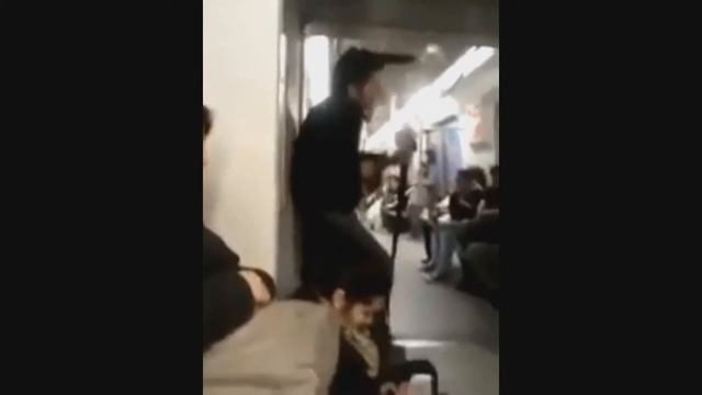 Психованый гитарист в поезде метро смотреть онлайн