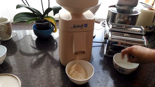 Мукомолка Mockmill 200 жерновая электрическая мини мельница для помола зерна в цельнозерновую муку смотреть онлайн