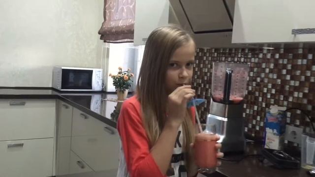 ГОТОВИМ СМУЗИ ИЗ АНАНАСА И КЛУБНИКИ! смотреть онлайн
