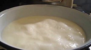Как кипит прокисшее молоко!