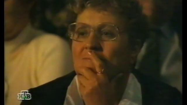 Алла Пугачева - Мадам Брошкина / Свеча горела (Старый телевизор, 2000)