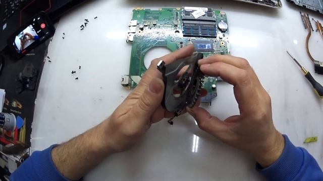 HP Pavilion 15-p165nr Разборка / Чистка / Замена термопасты смотреть онлайн