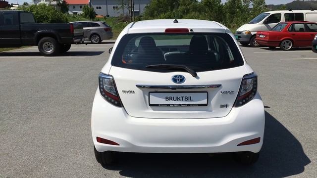 2013 Toyota Yaris 1,5 Hybrid Active e-CVT смотреть онлайн