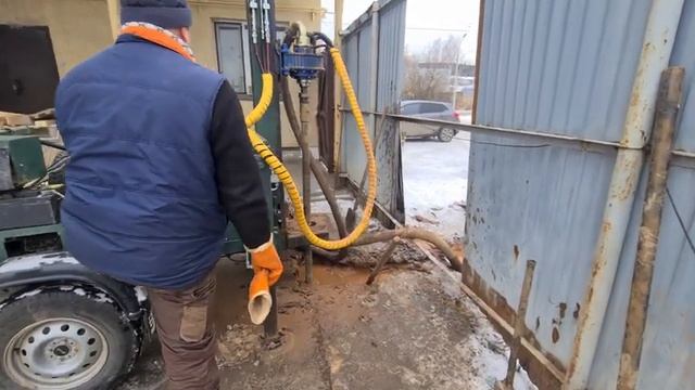 Бурим скважину на болоте зимой на первый водонос.#буровоедело #скважина#зимой#бурение смотреть онлайн