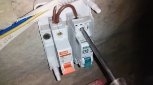 Как подключиться к электрическим автоматам. Один вход - два выхода. В формате " speed-vid"