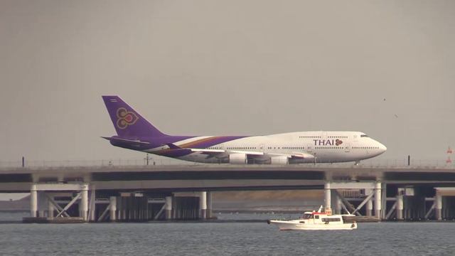 Jumbo Jets (B-HKU(CPA/CX) & HS-TGP(THA/TG) / B747-400 / 2014-12-10 11:01-11:05 / HND) смотреть онлайн