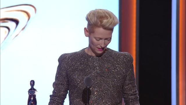 2016 CFDA FASHION AWARDS: Tilda Swinton Reads out Letter to David Bowie смотреть онлайн