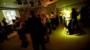 Гости танцуют на свадьбе.avi