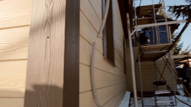 Видео с объекта: превращаем деревенский дом в современный. Металлопрофиль, Кедрал и Дёке. смотреть онлайн