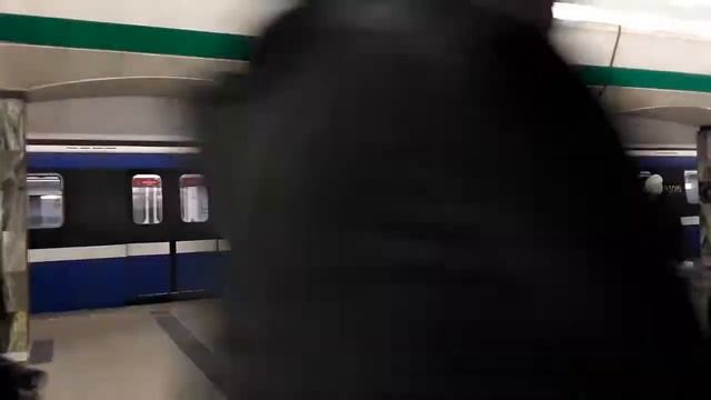 Народу много идут на станцию Приморская смотреть онлайн