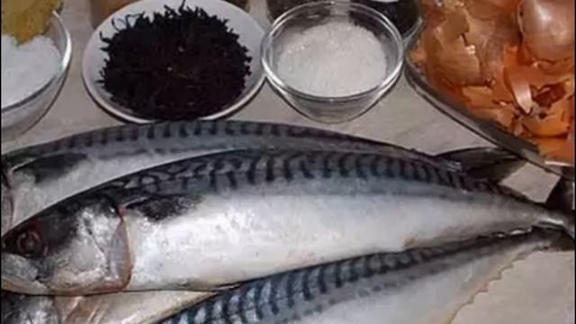 Как солить скумбрию в рассоле быстро смотреть онлайн