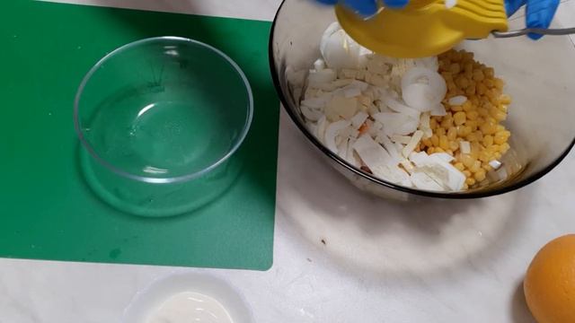 Салат по-королевски с крабовыми палочками, апельсинами и кукурузой. Простой и вкусный! смотреть онлайн