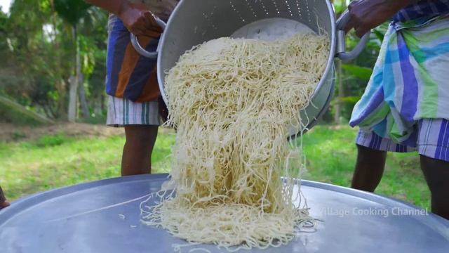 CHICKEN NOODLES | Chinese Hakka Chicken Noodles Recipe Cooking in Village | Chinese Street Food смотреть онлайн