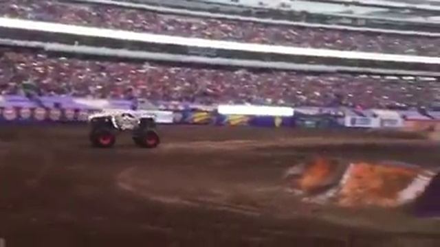 Monster Jam Path of destruction Maximum Destruction Front flip attempt смотреть онлайн