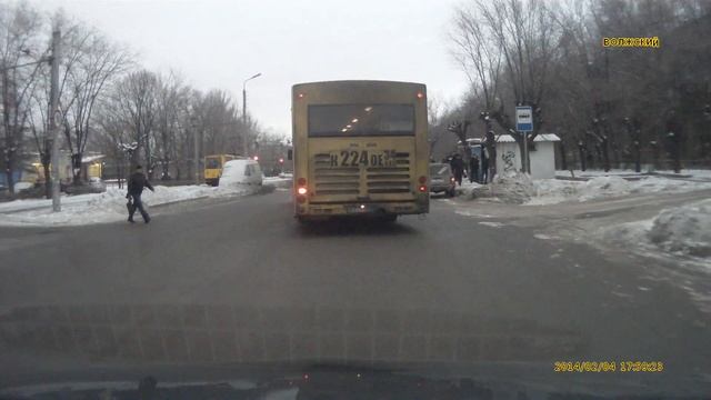 Потосовка м/у пешеходами и автовледельцем и его пассажирами смотреть онлайн