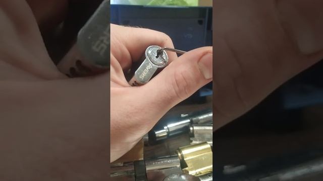 Вскрытие замка avers отмычками. Английский профиль 6 пинов смотреть онлайн