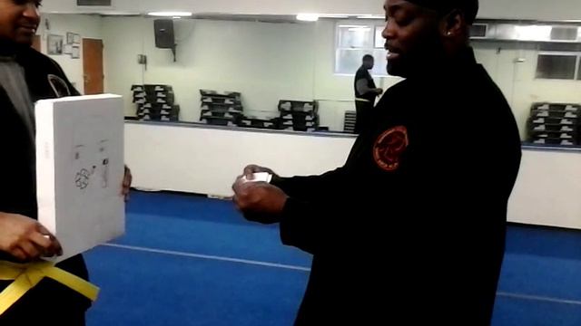 Sensei Aaron the former bodyguard of Tupac Shakur Turns a Sheet of Paper into a deadly Weapon. смотреть онлайн