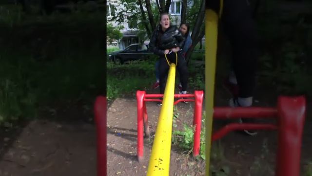 Девочке режет писю?