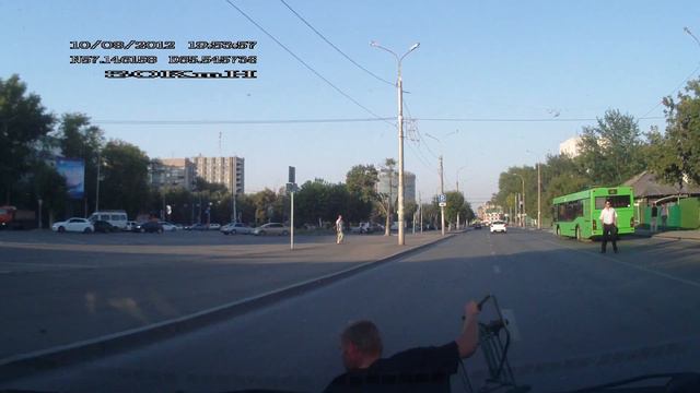 Человек на капоте