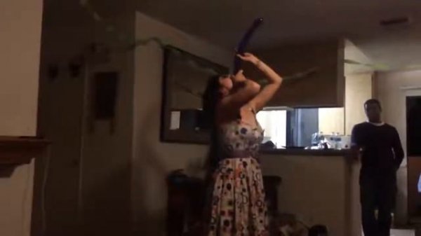 Девушка глотает воздушный шар