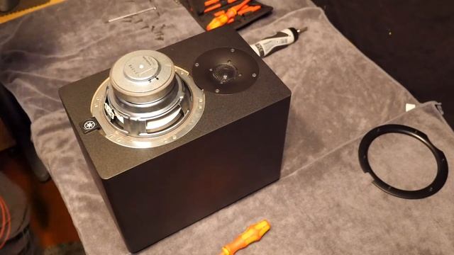 Diagnosing Faulty Drive Unit on Yamaha HS7 Studio Monitors. My Woofer Speaker has a crackle !!!! смотреть онлайн
