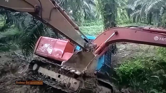 Экскаватор HITACHI Восстанавливает застрявший в грязи трактор и экскаватор KOMATSU. смотреть онлайн