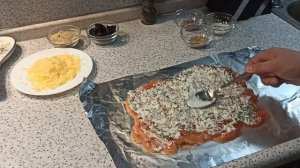 Куриный рулет с черносливом, грецким орехом и сыром
