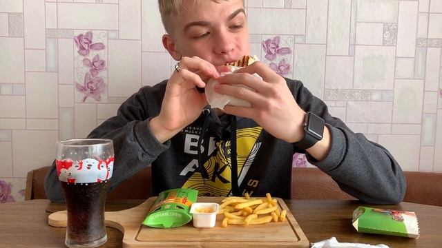 МУКБАНГ ФАСТФУД | КАКУЮ МУЗЫКУ Я СЛУШАЮ? МНЕ НРАВЯТСЯ ПЕСНИ ОЛЬГИ БУЗОВОЙ?