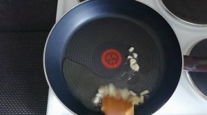 Щупальцы кальмара жареные на сковороде