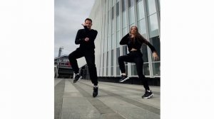 Пара очень круто танцует Шафл!