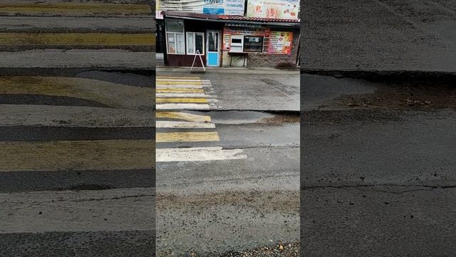 ПРОВАЛИЛСЯ АСФАЛЬТ НА ПЕШЕХОДНОЙ ПОЛОСЕ! НЕ ВЕЗДЕ ДОРОГИ СДЕЛАНЫ ХОРОШО! смотреть онлайн