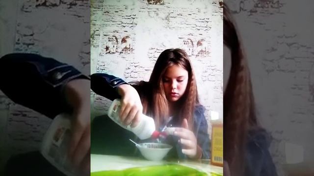 Делаем лизуна из средства для мытья посуды и соды/Лизун без клея из двух ингредиентов/ смотреть онлайн