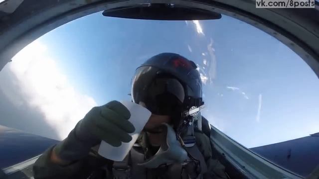 Пилот наливает воду вверх ногами. Доказательство отсутствия гравитации. смотреть онлайн