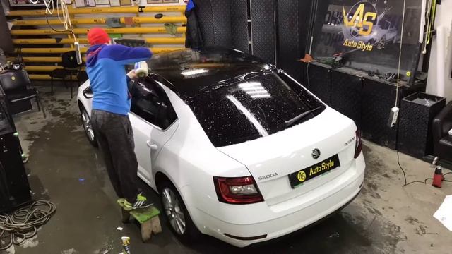 Оклейка крыши черной глянцевой пленкой Skoda смотреть онлайн