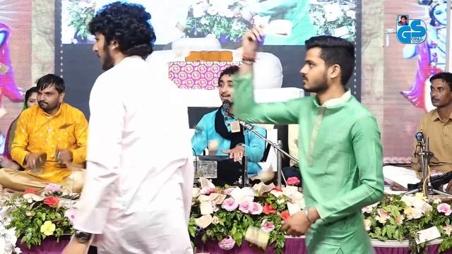 प्यार से कुच्छ भी गहेरा नहीं - Gopal Sadhu | Kirtidan Gadhvi's request | Viral video 2023 смотреть онлайн