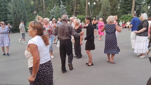 Какими раньше были мы такими и остались Танцы в парке Горького Харьков Август 2021 смотреть онлайн
