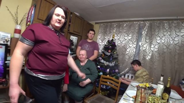 Предновогодние дела. Небывалый спрос на молоко. Бутерброды. Салаты. Тост от бабушки. С Новым Годом! смотреть онлайн