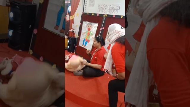 Role play on how to react with strangers!!! смотреть онлайн