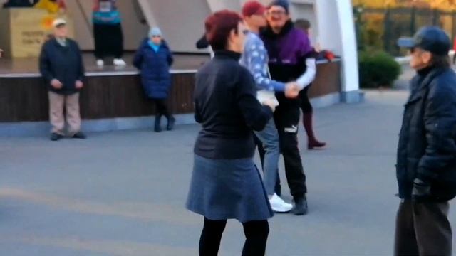 Ой Любов моя сиза горлиця Танцы в парке Горького Харьков Октябрь 2021 смотреть онлайн