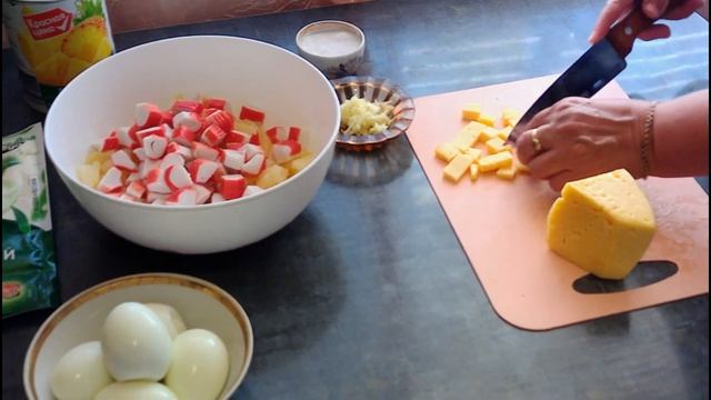 салат с ананасом и крабовыми палочками смотреть онлайн