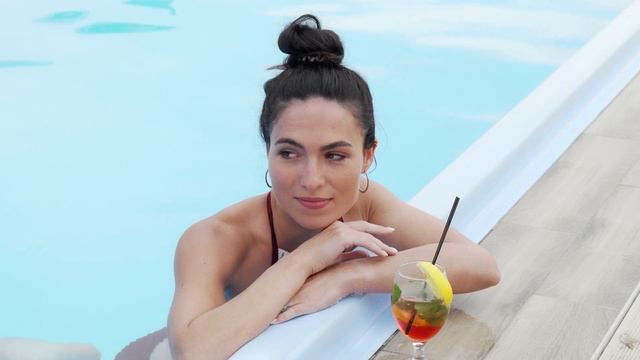 Девушка Улыбается Получив Свой Коктейль Прямо В Бассейн
